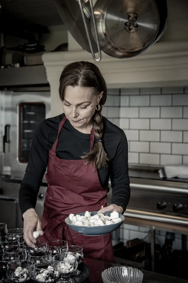 Veronica restaurangchef på Ruders egendom förbereder efterrätt till en grupp gäster